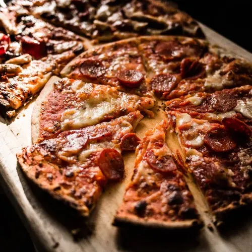 Pizza pepperoni cu vită